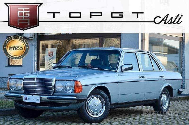 Usata Mercedes 240 72 CV (52 kW) 1982 Blu Berlina