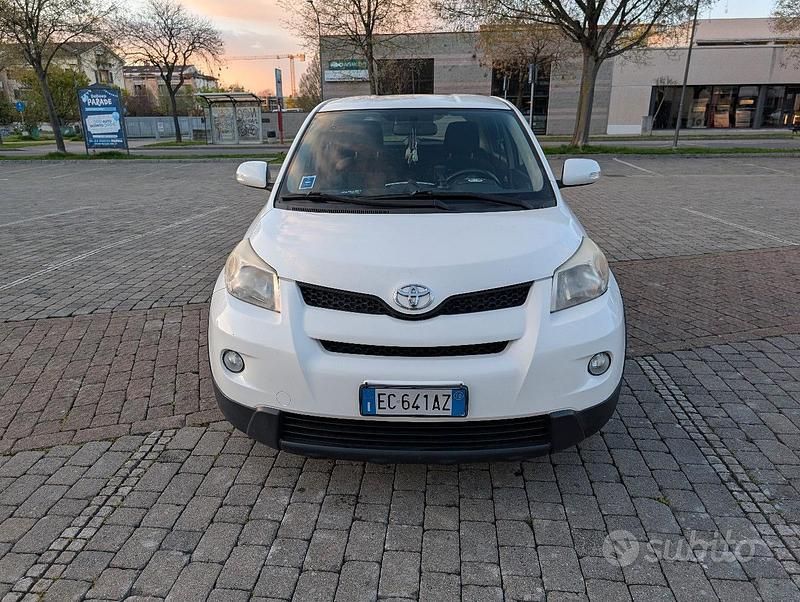 Usata Toyota Urban Cruiser 100 CV (73 kW) 2010 Bianco Utilitaria