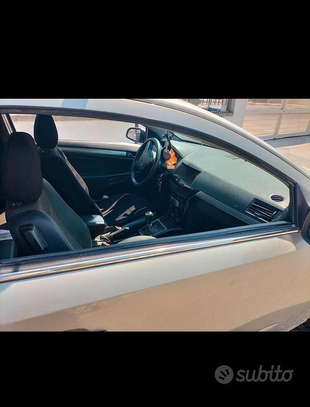 Usata Opel Astra 101 CV (74 kW) 2010 Grigio Coupé