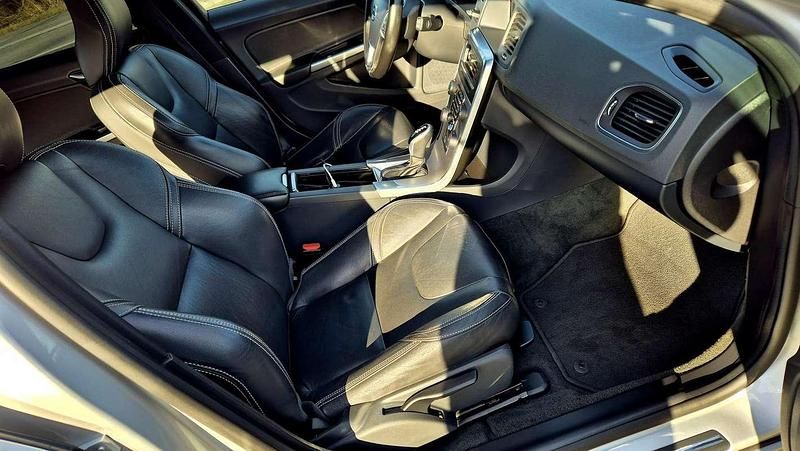 Usata Volvo V60 Momentum 150 CV (110 kW) 2017 Argento Station wagon