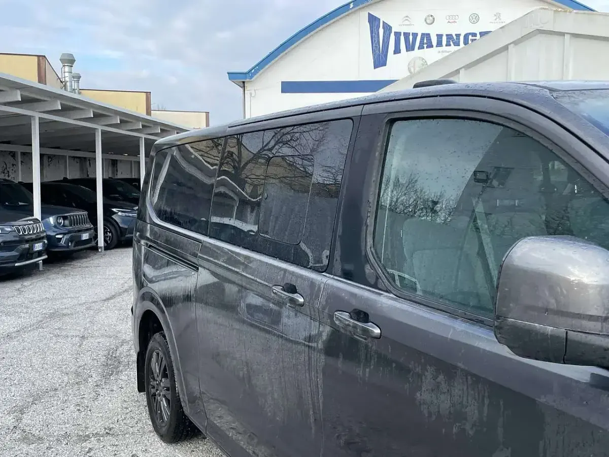 Usata Ford Tourneo Titanium 150 CV (110 kW) 2025 Grigio Monovolume