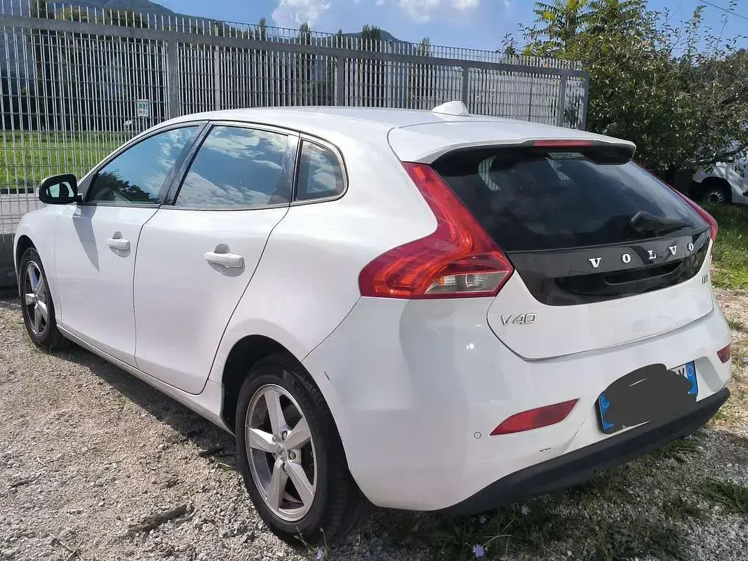 Usata Volvo V40 Kinetic 120 CV (88 kW) 2016 Bianco Berlina