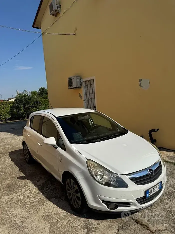 Usata Opel Corsa Edition 85 CV (62 kW) 2010 Bianco Utilitaria