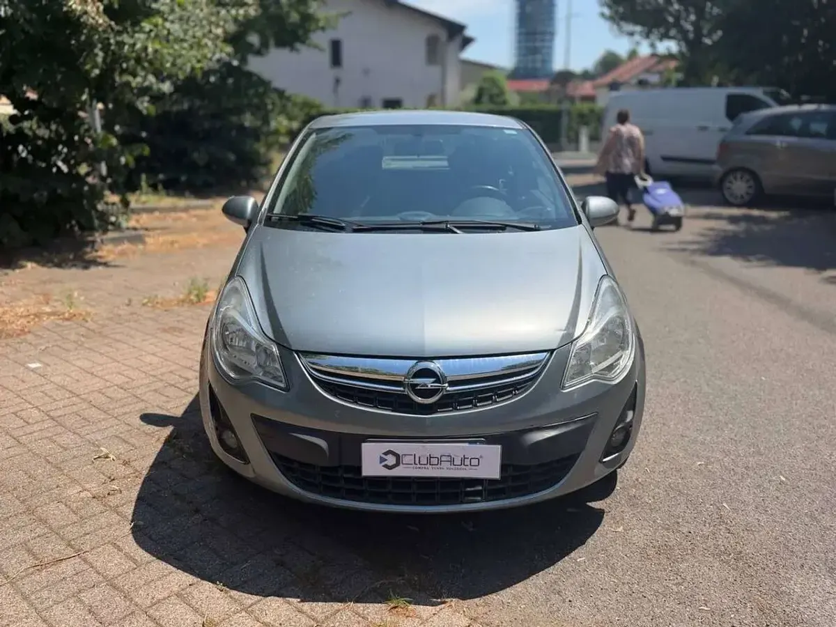 Usata Opel Corsa Edition 75 CV (55 kW) 2013 Grigio Utilitaria