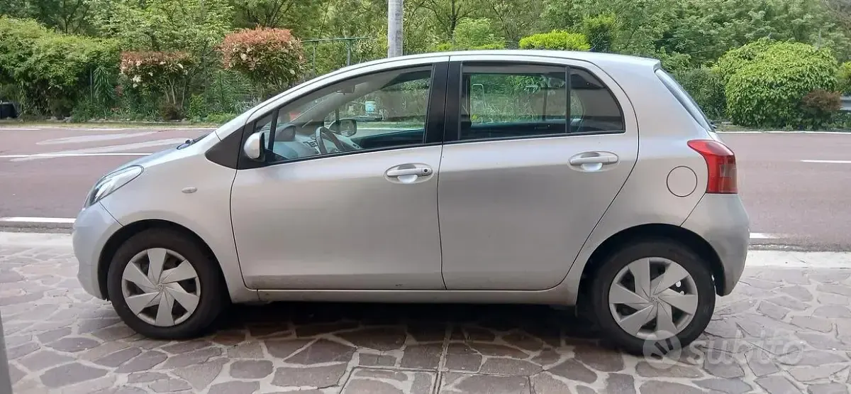 Usata Toyota Yaris Sol 87 CV (63 kW) 2008 Grigio Utilitaria
