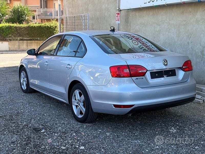 Begagnad VW Jetta 105 HK (77 kW) 2012 Grå Sedan