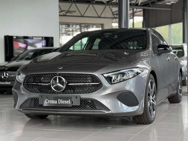 Grigio Nuova 2026 Mercedes A180 Advanced Berlina | 34.900 € (Buon prezzo) - Immagine 1/4
