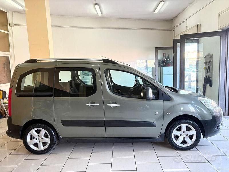 Begagnad Peugeot Partner Tepee Outdoor 90 HK (66 kW) 2010 Grön Minibuss