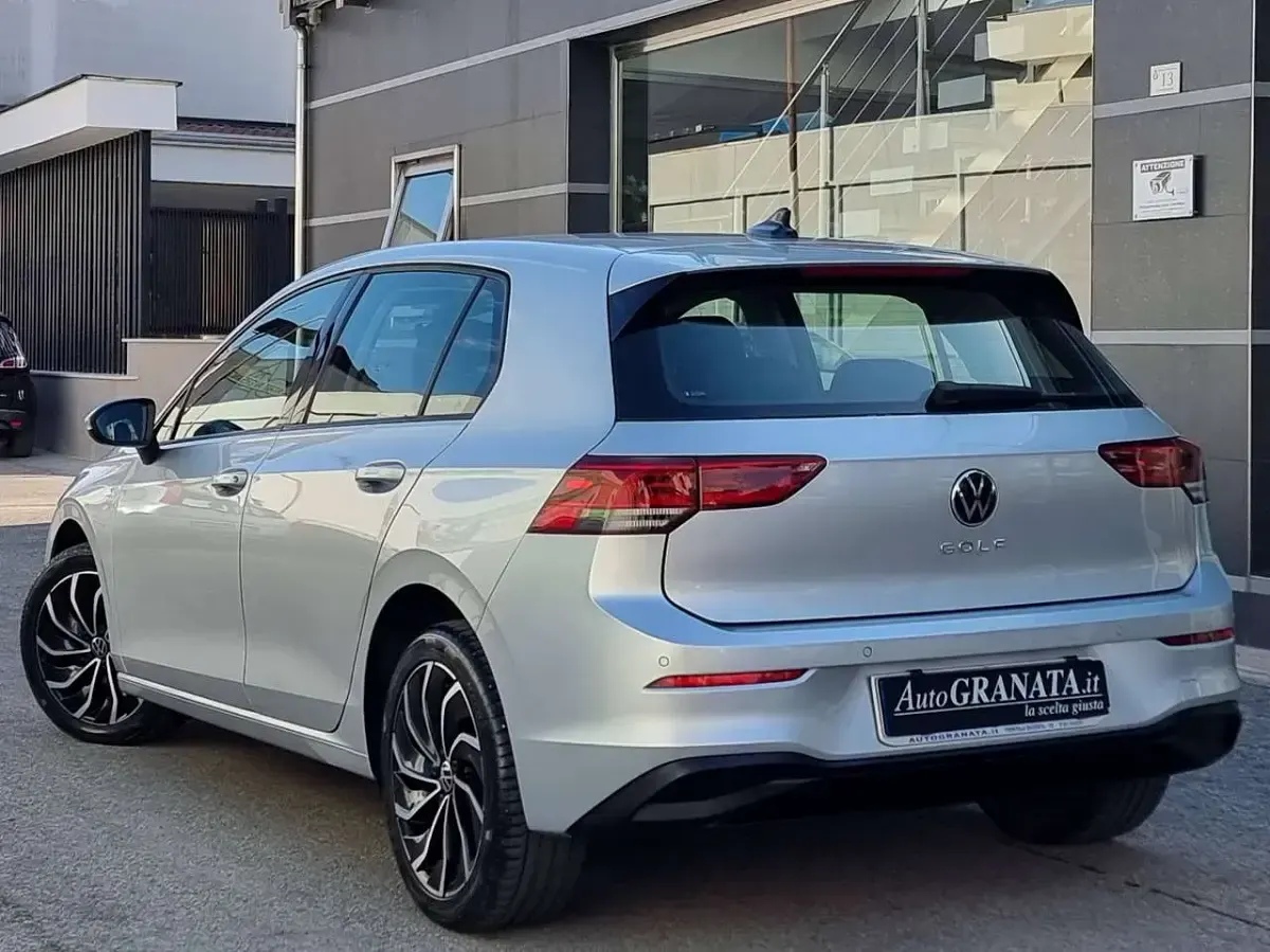 Usata VW Golf VIII Life 116 CV (85 kW) 2023 Grigio Berlina