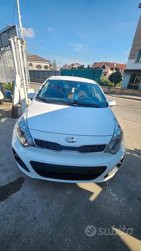 Bianco Usata 2013 Kia Rio City Tre volumi | 3999 € (Buon prezzo) - Immagine 1/4