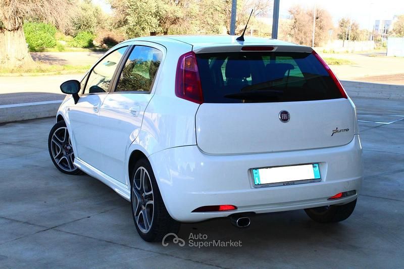 Usata Fiat Grande Punto Emotion 90 CV (66 kW) 2009 Bianco Utilitaria