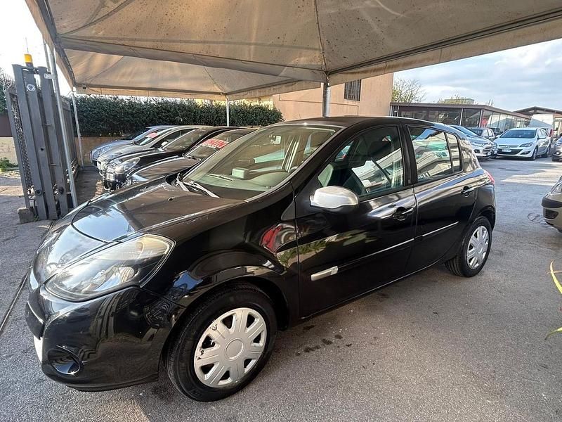 Usata Renault Clio II Dynamique 72 CV (52 kW) 2010 Nero Berlina