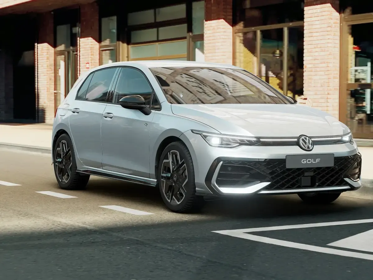 Nuova VW Golf VIII R-line Plus 150 CV (110 kW) 2026 Dolomite silver metallizzato Berlina