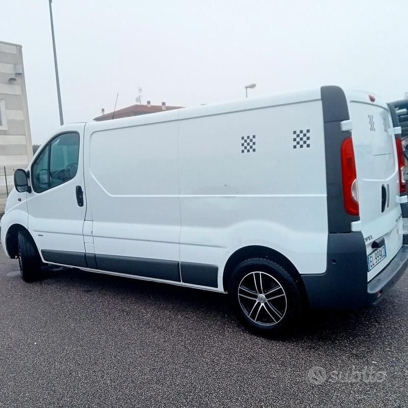 Usata Opel Vivaro 120 CV (88 kW) 2012 Bianco Monovolume