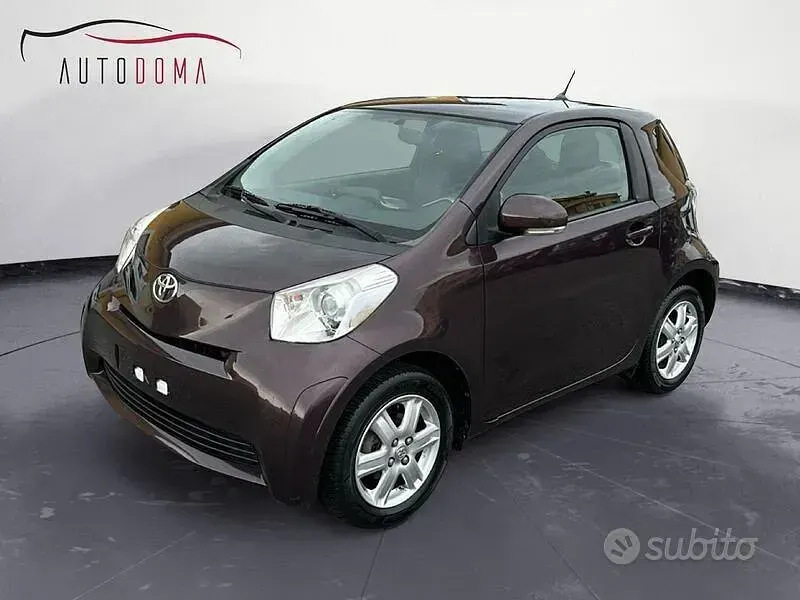 Usata Toyota iQ 98 CV (72 kW) 2011 Rosso Utilitaria