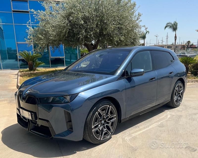 Blu Nuova 2025 BMW iX M Sport SUV | 89.900 € (Buon prezzo) - Immagine 1/4