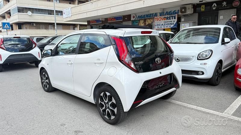 Usata Toyota Aygo Connect Style 72 CV (52 kW) 2020 Bianco Utilitaria