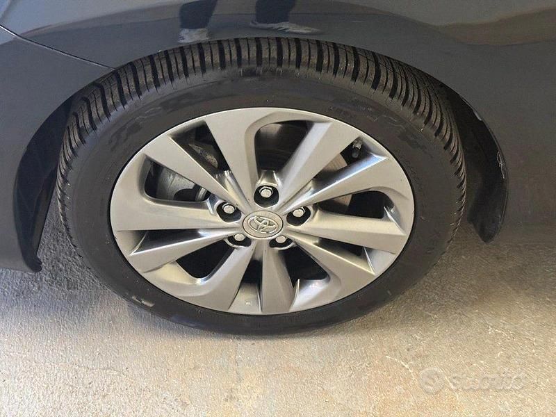 Usata Toyota Auris Hybrid Lounge 99 CV (72 kW) 2017 Blu Berlina