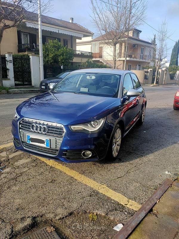 Blu Usata 2013 Audi A1 Admired Tre volumi | 8499 € (Buon prezzo) - Immagine 1/4