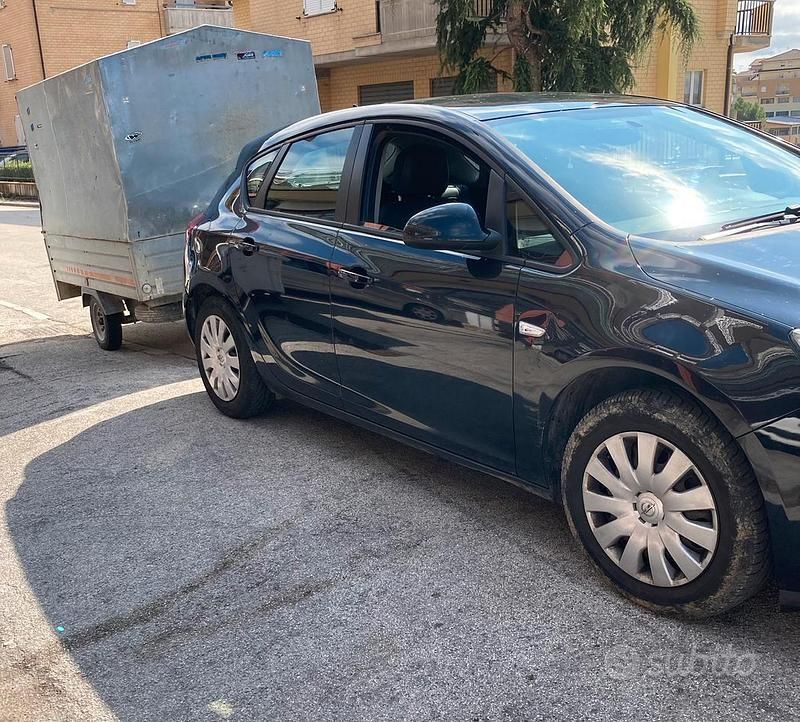 Usata 2015 Opel Astra Tre volumi | 6000 € (Molto cara) - Immagine 1/4