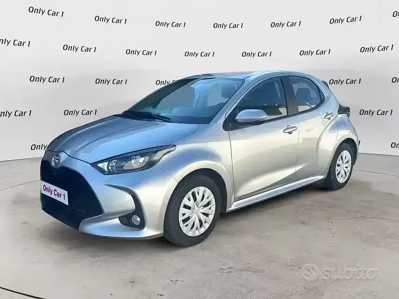 Usata Toyota Yaris Business Edition 72 CV (52 kW) 2023 Grigio Utilitaria