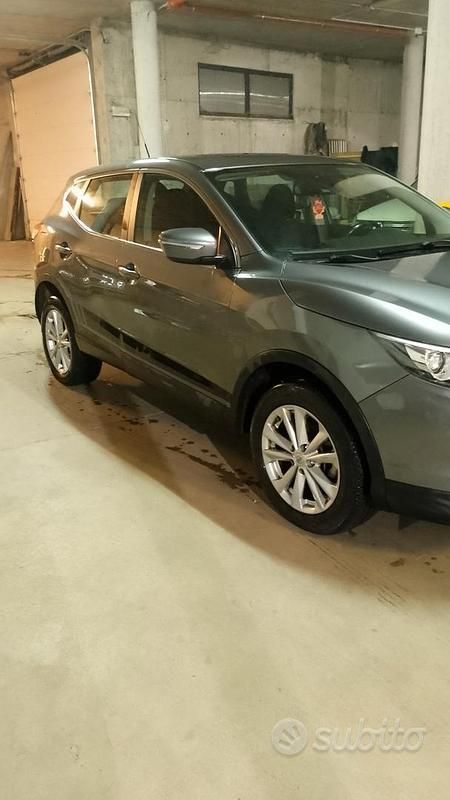 Usata Nissan Qashqai Acenta Premium 131 CV (96 kW) 2014 Grigio SUV