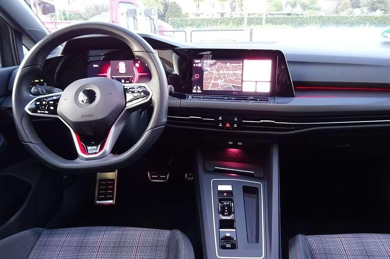 Usata VW Golf VIII GTI 245 CV (180 kW) 2024 Mondsteingrau Berlina