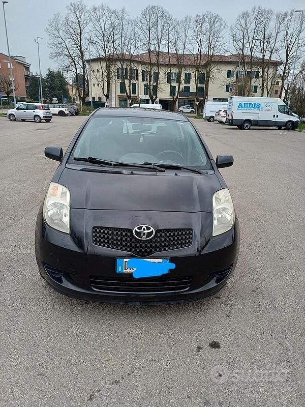 Usata Toyota Yaris 65 CV (47 kW) 2008 Nero Utilitaria