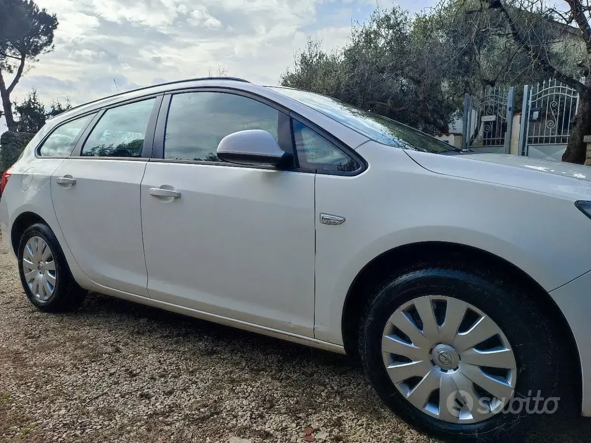 Usata Opel Astra 82 CV (60 kW) 2013 Bianco Berlina