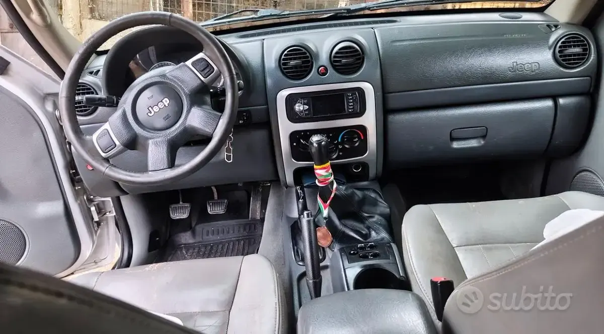 Usata Jeep Cherokee 163 CV (119 kW) 2006 Grigio SUV