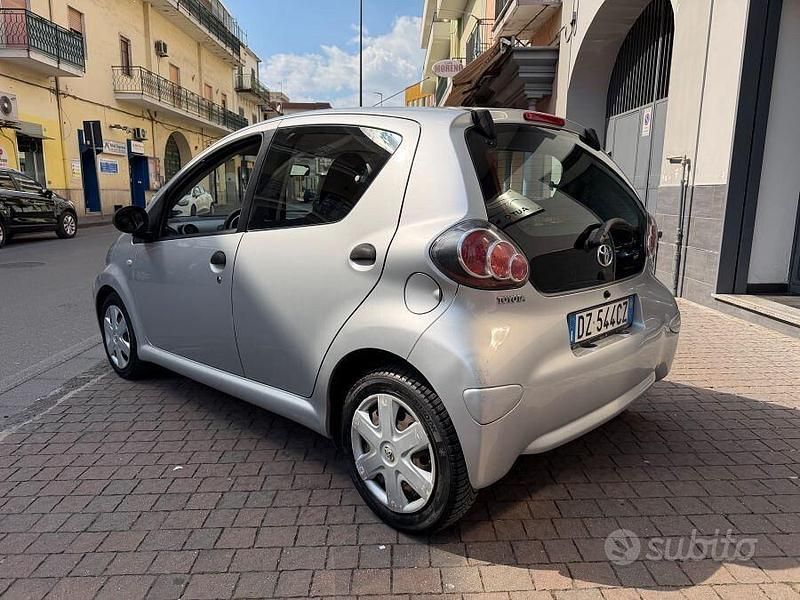 Usata Toyota Aygo Sol 69 CV (50 kW) 2010 Grigio Utilitaria