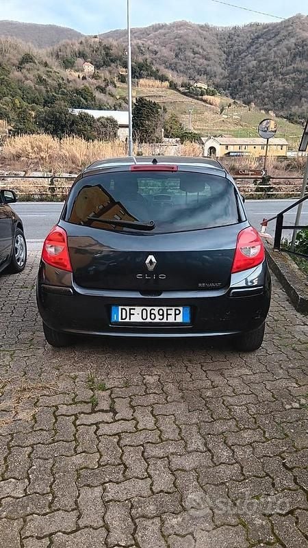 Usata Renault Clio II Luxe 75 CV (55 kW) 2007 Nero Berlina