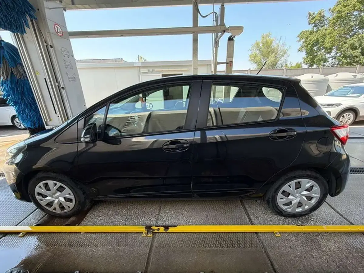 Usata Toyota Yaris Lounge 69 CV (50 kW) 2017 Nero Berlina