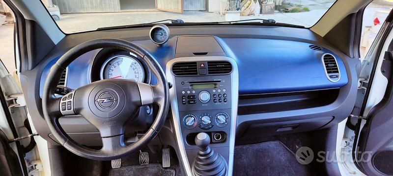 Usata Opel Agila 65 CV (47 kW) 2008 Bianco Utilitaria