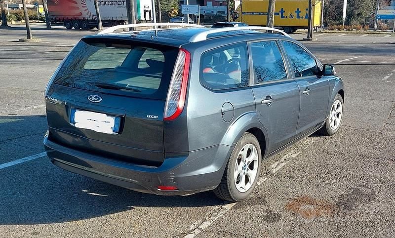 Usata Ford Focus Style 110 CV (80 kW) 2011 Grigio Station wagon