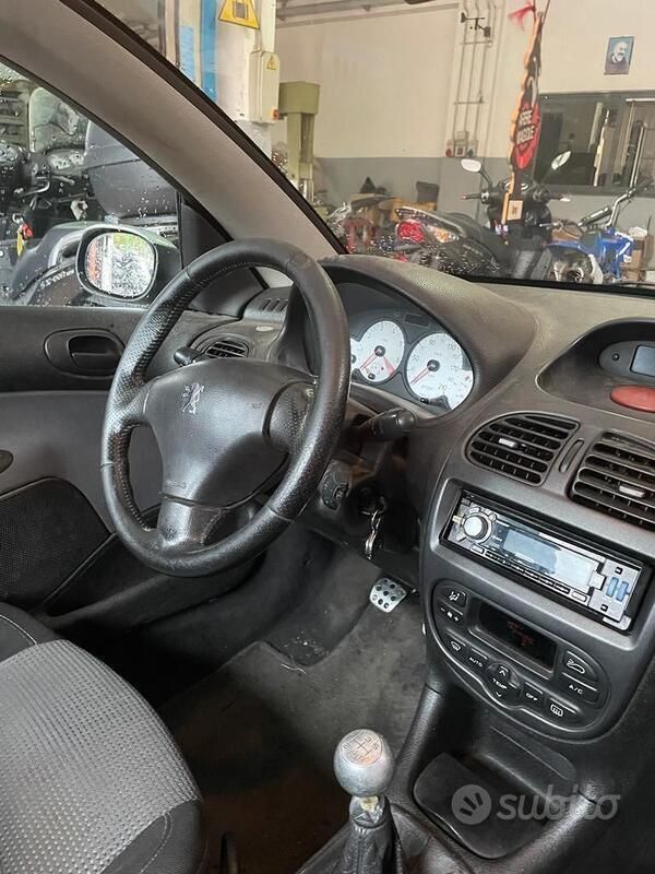 Usata Peugeot 206 CC 109 CV (80 kW) 2002 Grigio Cabrio