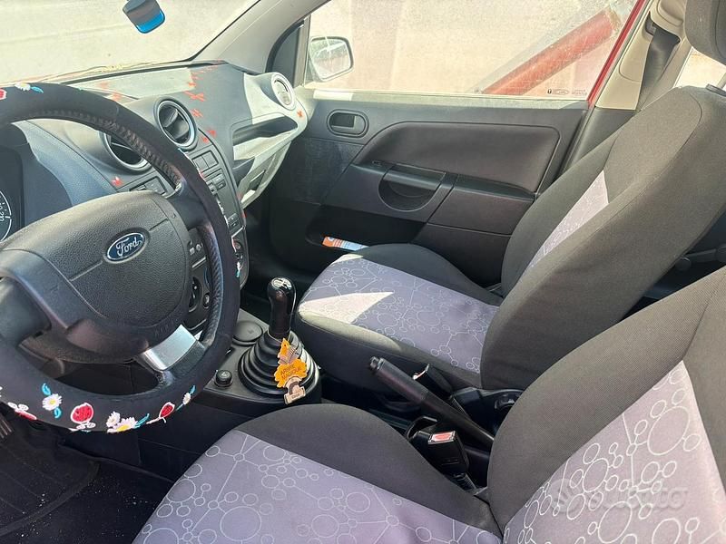 Usata Ford Fiesta 71 CV (52 kW) 2007 Rosso Utilitaria