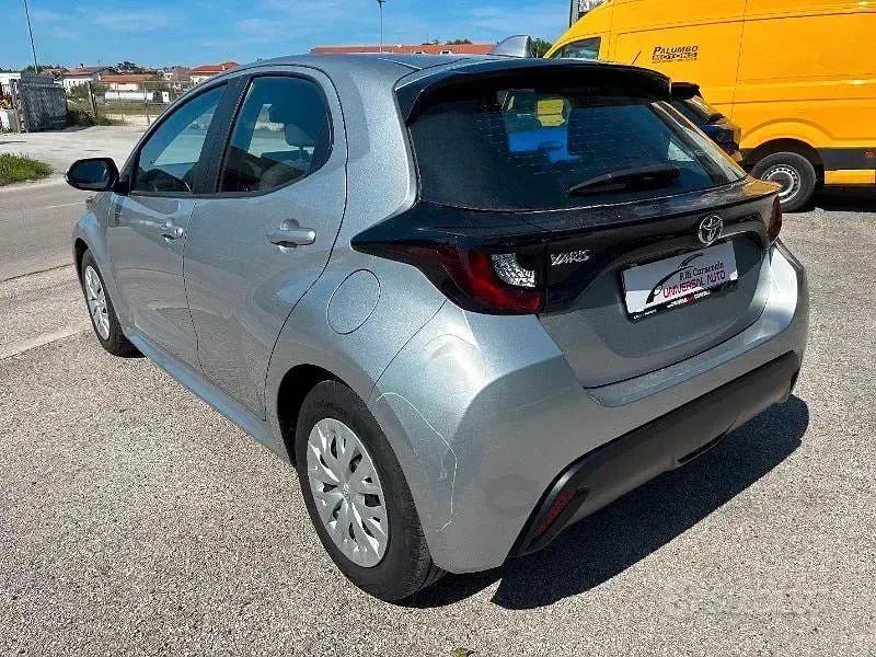Begagnad Toyota Yaris Business Edition 72 HK (52 kW) 2022 Blå Halvkombi