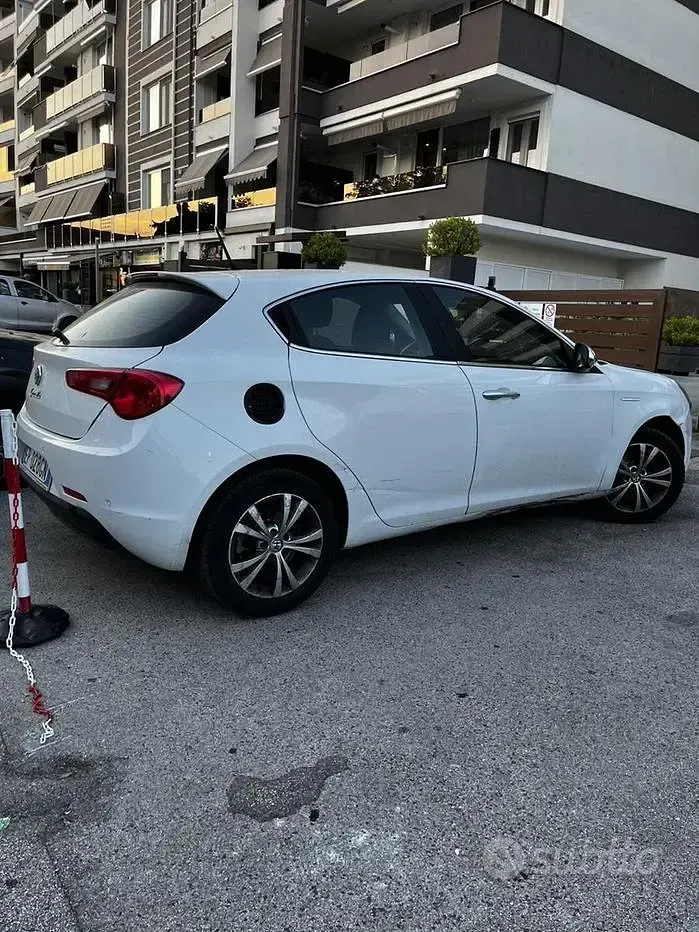 Usata Alfa Romeo Giulietta Distinctive 120 CV (88 kW) 2012 Bianco Utilitaria