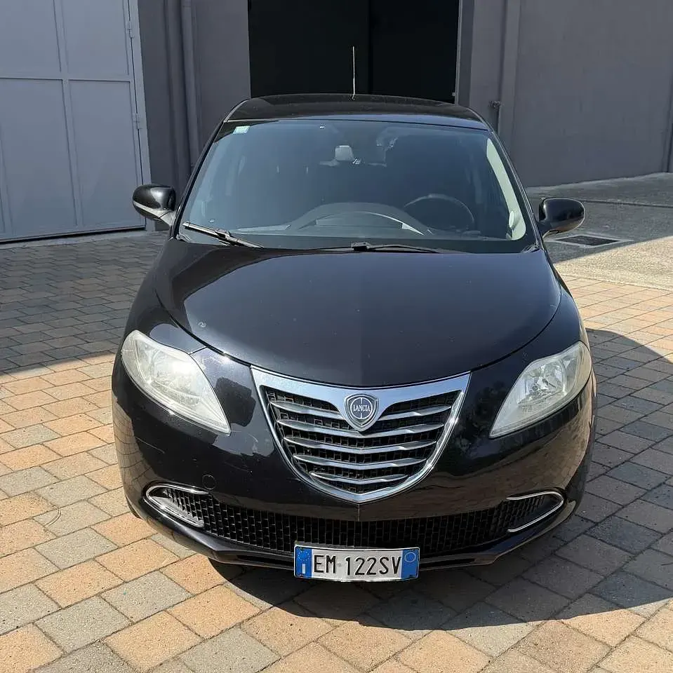 Usata Lancia Ypsilon 69 CV (50 kW) 2012 Nero Utilitaria