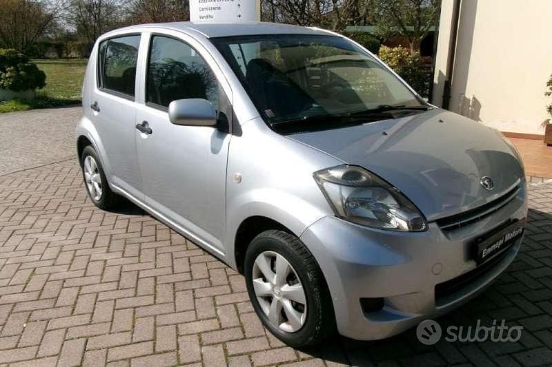 Usata Daihatsu Sirion HIRO 69 CV (50 kW) 2009 Grigio Utilitaria