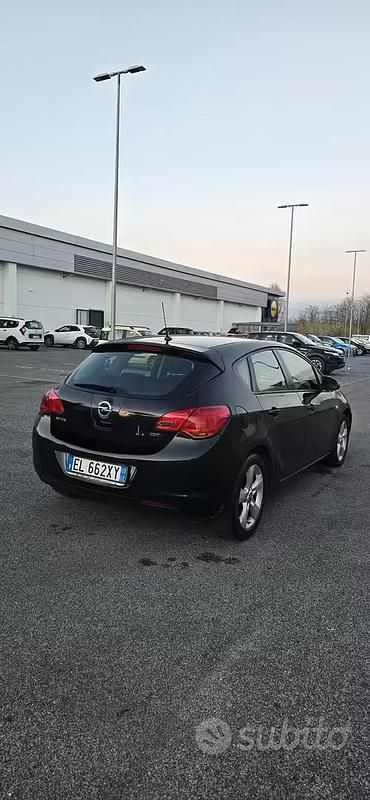 Usata Opel Astra 110 CV (80 kW) 2012 Nero Berlina