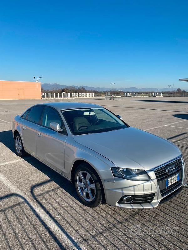 Grigio Usata 2010 Audi A4 Ambiente Tre volumi | 7900 € (Buon prezzo) - Immagine 1/4