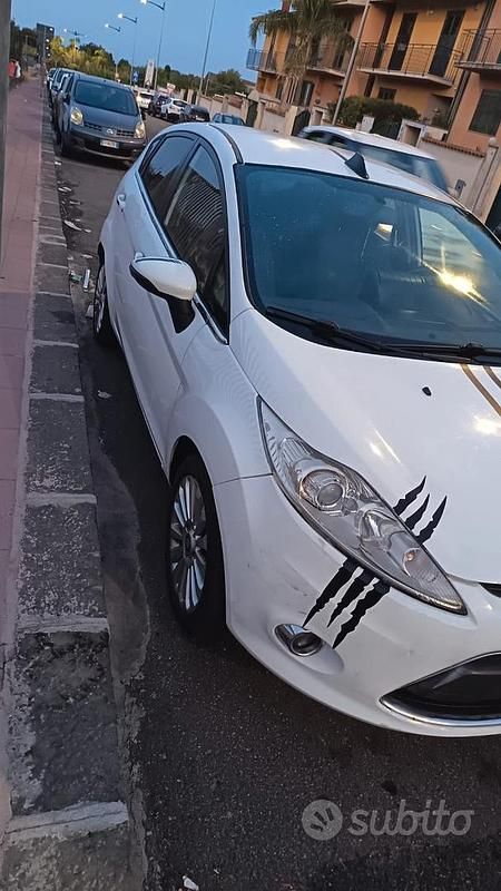 Usata Ford Fiesta 97 CV (71 kW) 2009 Bianco Utilitaria