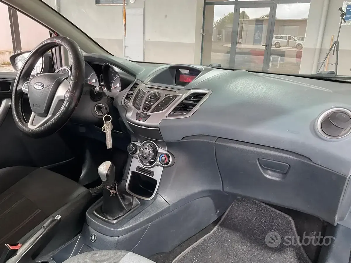Usata Ford Fiesta 97 CV (71 kW) 2010 Grigio Berlina