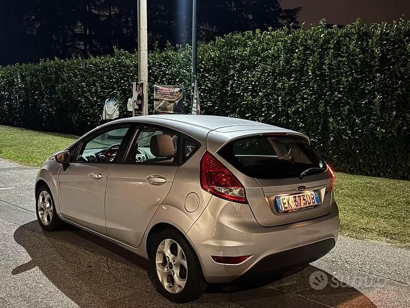 Usata Ford Fiesta Titanium 60 CV (44 kW) 2012 Grigio Utilitaria