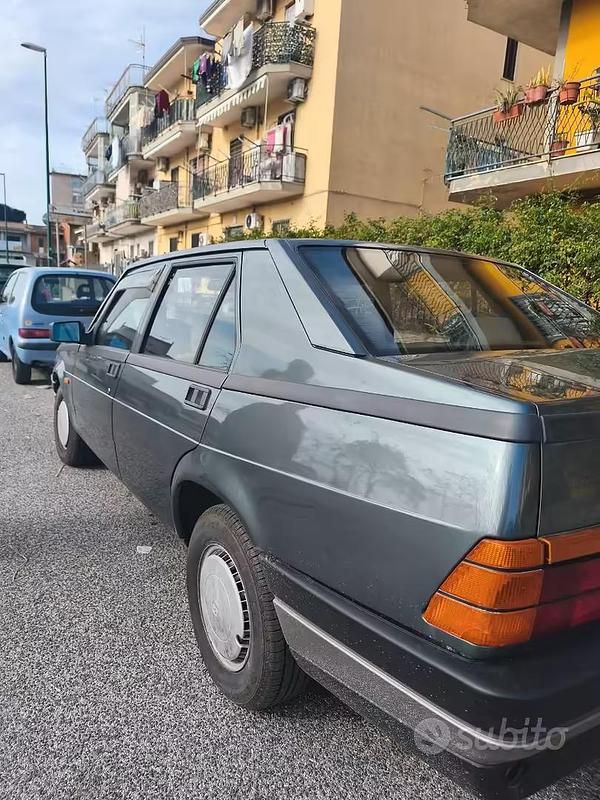 Usata Alfa Romeo 75 110 CV (80 kW) 1986 Grigio Berlina