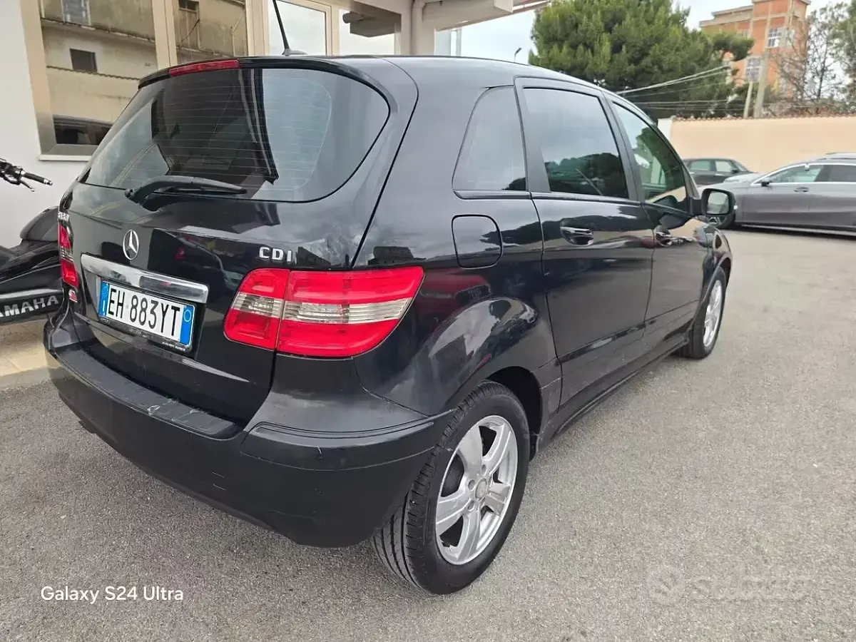 Usata Mercedes B180 Chrome 109 CV (80 kW) 2011 Nero Utilitaria