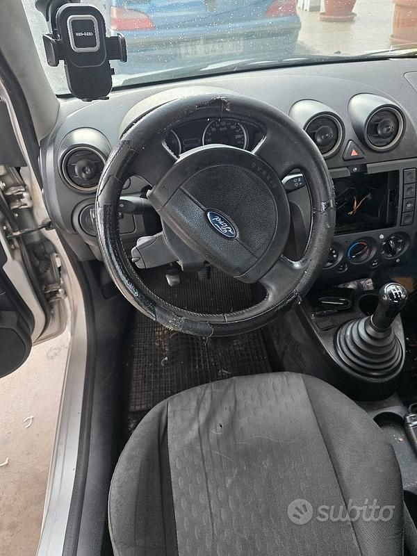 Usata Ford Fiesta 68 CV (50 kW) 2003 Grigio Berlina