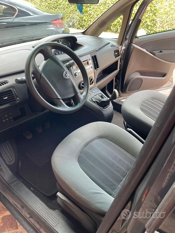 Usata Lancia Musa S 77 CV (56 kW) 2011 Grigio Monovolume